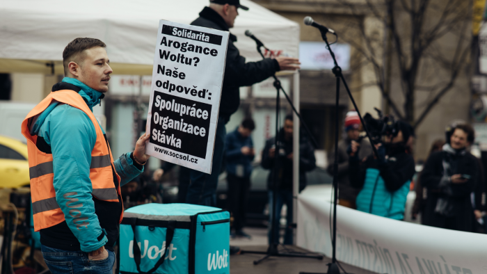 Wolt couriers protest in Prague’s Wenceslas Square over pay changes. PC: Shutterstock, Alisa Sheli.