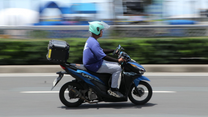 Gig worker rides under extreme heat. Photo by Kevin Reyes